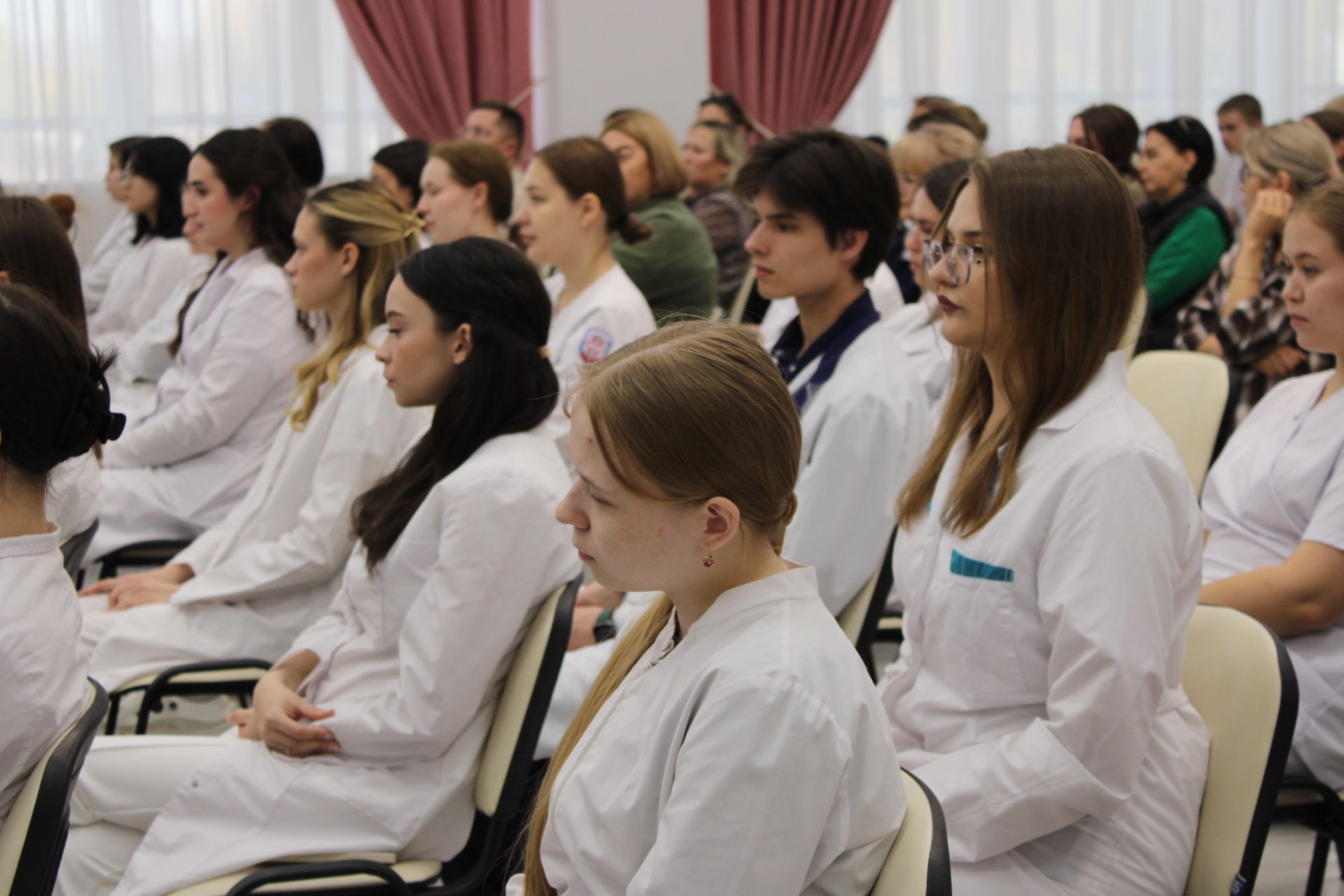 В Заинске молодых медработников посвятили в профессию