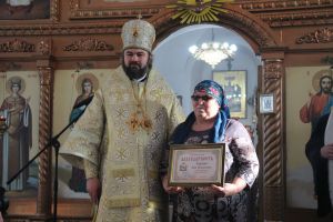 Епископ Мефодий вручил награды активным прихожанам Заинска