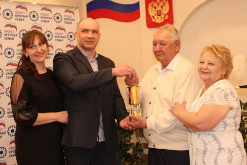 В Заинске многодетной семье из Лениногорского района передали капсулу семейного очага «Сердце России»