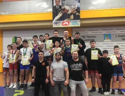 У заинских борцов новые победы в открытом межрегиональном турнире