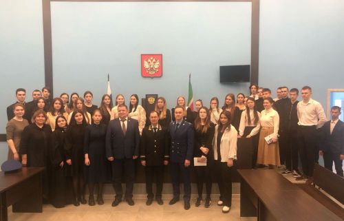 Заинский городской суд пригласил школьников