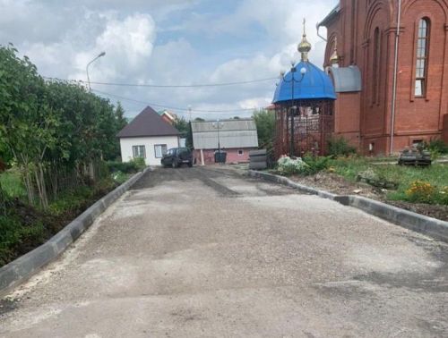 В Заинске благоустраивают дорогу на территории Свято-Троицкой церкви