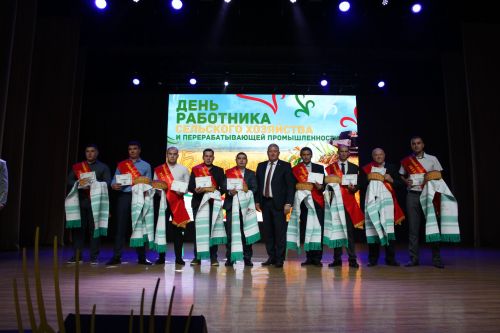Денежную премию и каравай душистого хлеба на «Празднике урожая» в Заинске вручили лучшим комбайнерам