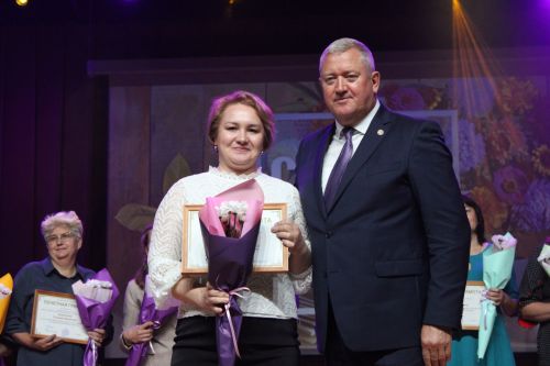 Более 120-ти педагогов Заинского района получили заслуженные награды в День учителя