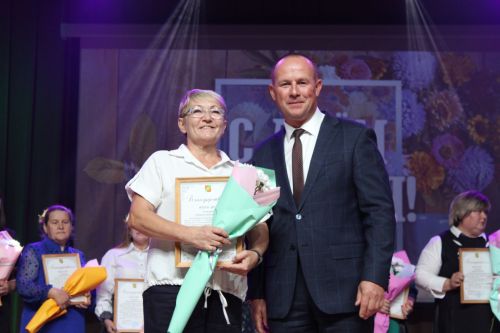 Более 120-ти педагогов Заинского района получили заслуженные награды в День учителя