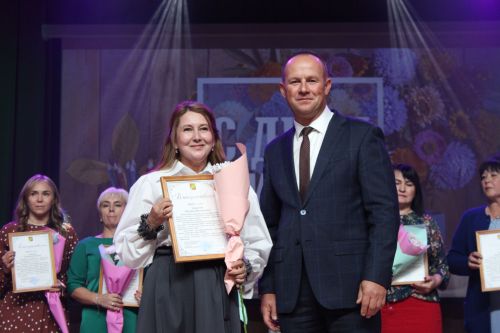 Более 120-ти педагогов Заинского района получили заслуженные награды в День учителя
