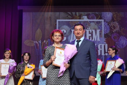 Более 120-ти педагогов Заинского района получили заслуженные награды в День учителя