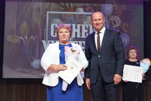 Более 120-ти педагогов Заинского района получили заслуженные награды в День учителя