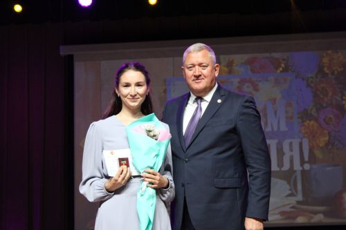 Более 120-ти педагогов Заинского района получили заслуженные награды в День учителя