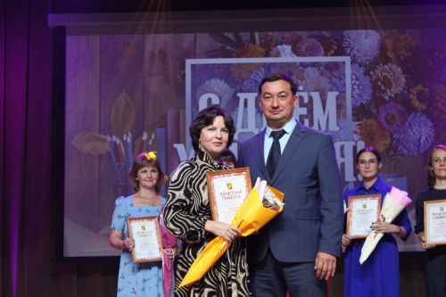 Более 120-ти педагогов Заинского района получили заслуженные награды в День учителя