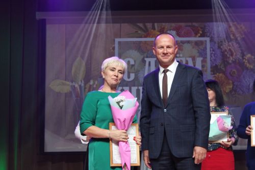 Более 120-ти педагогов Заинского района получили заслуженные награды в День учителя