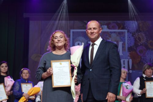 Более 120-ти педагогов Заинского района получили заслуженные награды в День учителя