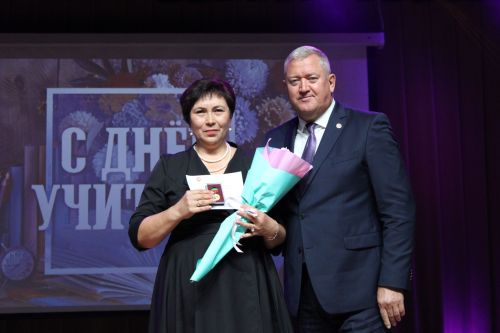 Более 120-ти педагогов Заинского района получили заслуженные награды в День учителя
