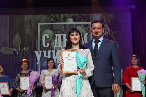 Более 120-ти педагогов Заинского района получили заслуженные награды в День учителя
