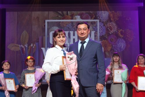 Более 120-ти педагогов Заинского района получили заслуженные награды в День учителя