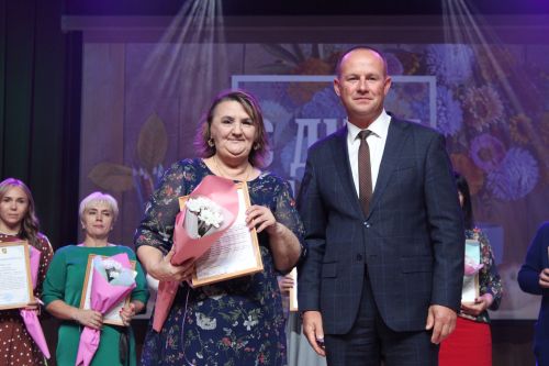 Более 120-ти педагогов Заинского района получили заслуженные награды в День учителя