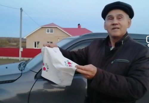 “Әниемнең моннан 71 ел элек әтигә бүләк иткән кулъяулыгын кадерле ядкарь итеп саклыйм”