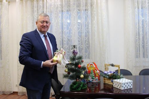 Глава Заинского района исполнил новогоднее желание школьницы из ЛНР