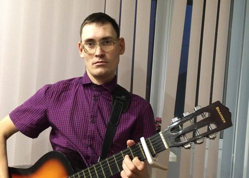 Заинец с ограниченными возможностями здоровья пишет песни и сам исполняет их под гитару
