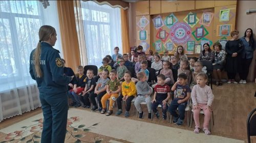 В Заинске детям рассказали об опасностях новогодней елки
