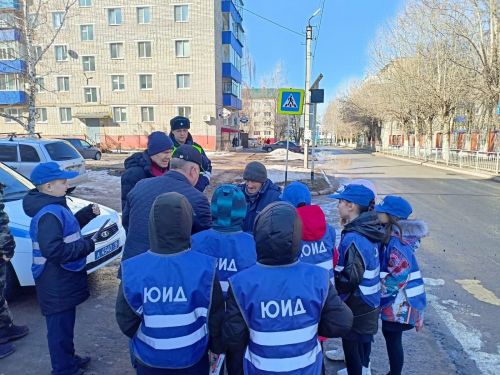 В Заинске с сотрудниками ГИБДД патрулируют юные инспекторы дорог