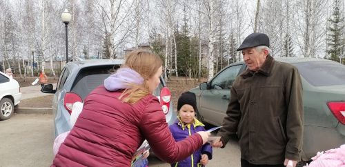 Сотрудники ГИБДД подарили детям книжки