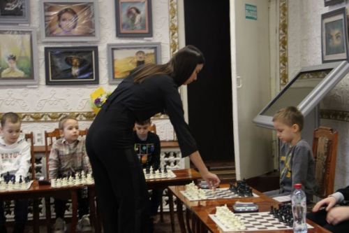 Заинские ребята играли в шахматы со знаменитой шахматисткой