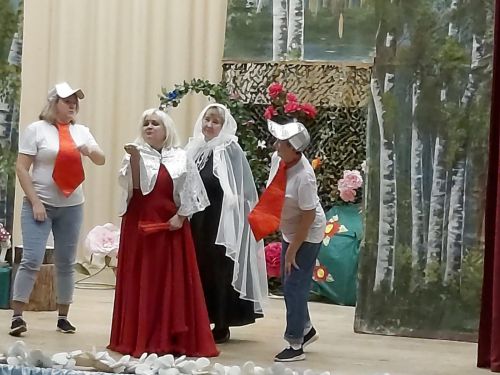 Жители микрорайона Мирный посмотрели музыкальную комедию