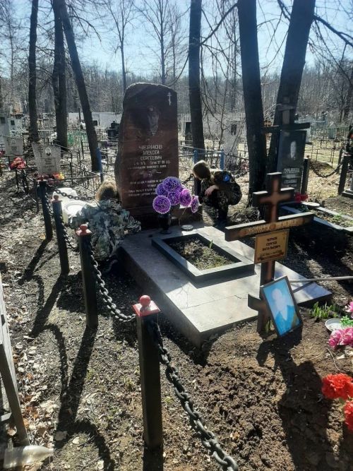 Заинская молодежь провела уборку на могилах героев