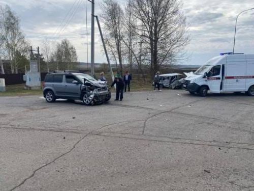 В Заинске на перекрестке произошло столкновение двух автомобилей