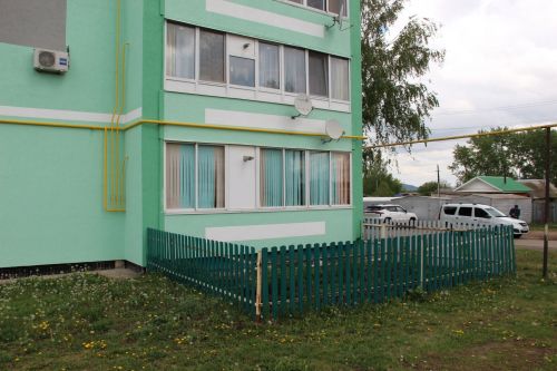 Жительница заинского многоквартирного дома ухаживает за уличной клумбой