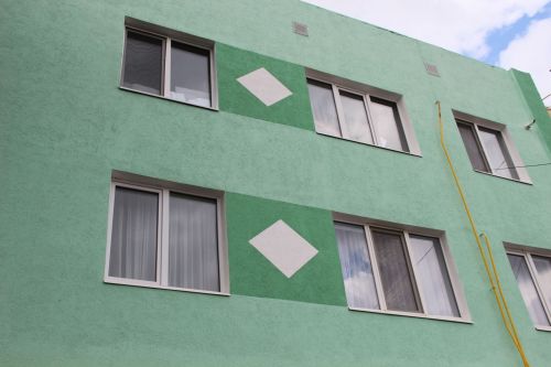 Жительница заинского многоквартирного дома ухаживает за уличной клумбой