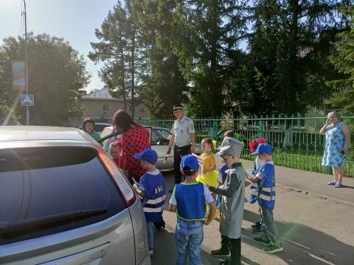 Дошколята призвали водителей обращать внимание на детей