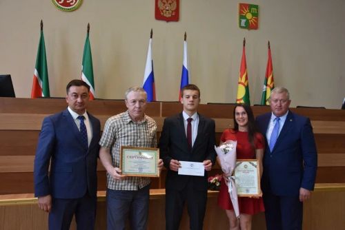 Зәйдә ике укучы 30 мең сумлык Ринат Фәрдиев премиясен алды