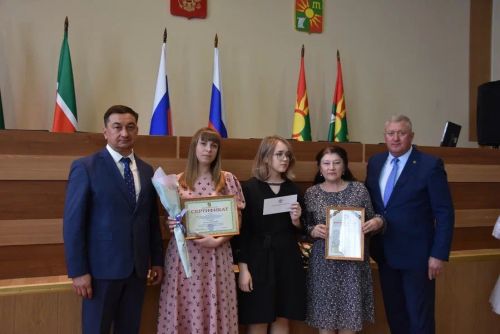 Зәйдә ике укучы 30 мең сумлык Ринат Фәрдиев премиясен алды