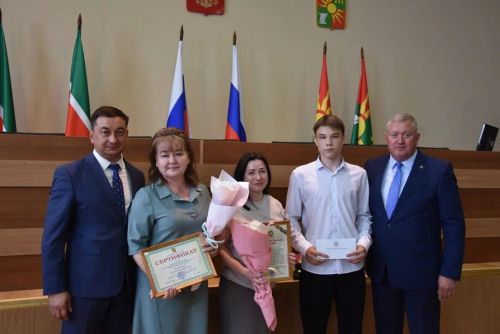 Зәйдә ике укучы 30 мең сумлык Ринат Фәрдиев премиясен алды