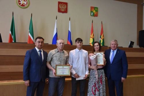Зәйдә ике укучы 30 мең сумлык Ринат Фәрдиев премиясен алды