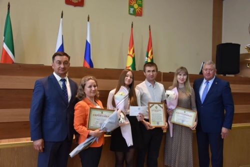 Зәйдә ике укучы 30 мең сумлык Ринат Фәрдиев премиясен алды