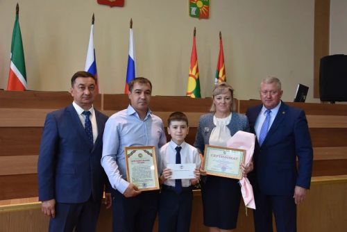 Зәйдә ике укучы 30 мең сумлык Ринат Фәрдиев премиясен алды