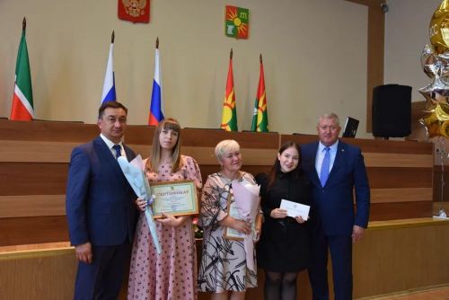 Зәйдә ике укучы 30 мең сумлык Ринат Фәрдиев премиясен алды