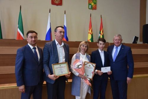 Зәйдә ике укучы 30 мең сумлык Ринат Фәрдиев премиясен алды