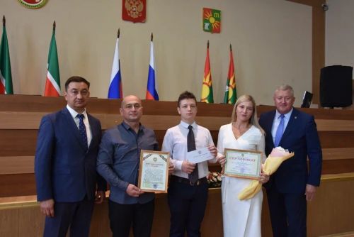 Зәйдә ике укучы 30 мең сумлык Ринат Фәрдиев премиясен алды