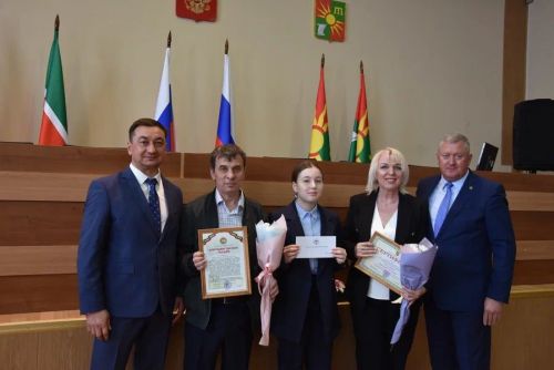 Зәйдә ике укучы 30 мең сумлык Ринат Фәрдиев премиясен алды
