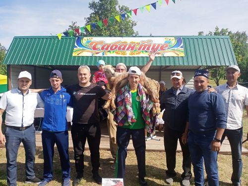 Жителей села Верхний Налим накормили пловом из большого казана