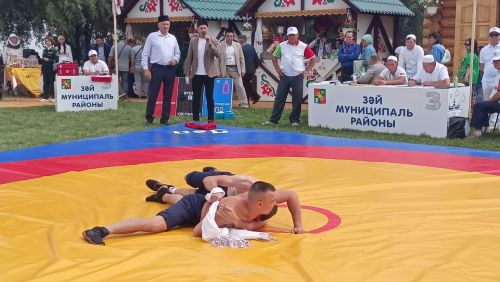 Раис Республики Татарстан посетил Заинское подворье на празднике Сабантуй