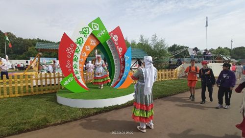 Раис Республики Татарстан посетил Заинское подворье на празднике Сабантуй