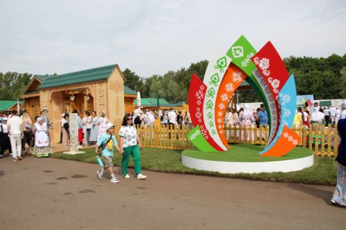 Заинское подворье украсило Сабантуй в Казани