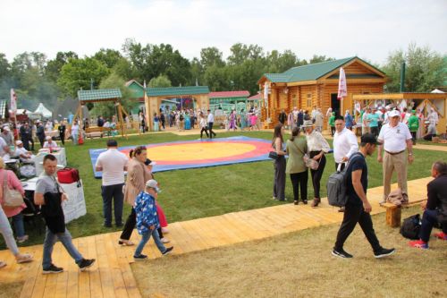 Заинское подворье украсило Сабантуй в Казани