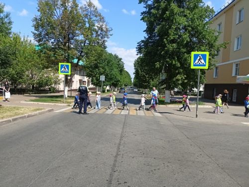 В Заинске сотрудники ГИБДД провели детей по безопасному маршруту