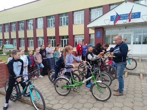 Юным велосипедистам в Заинске напомнили о правилах движения
